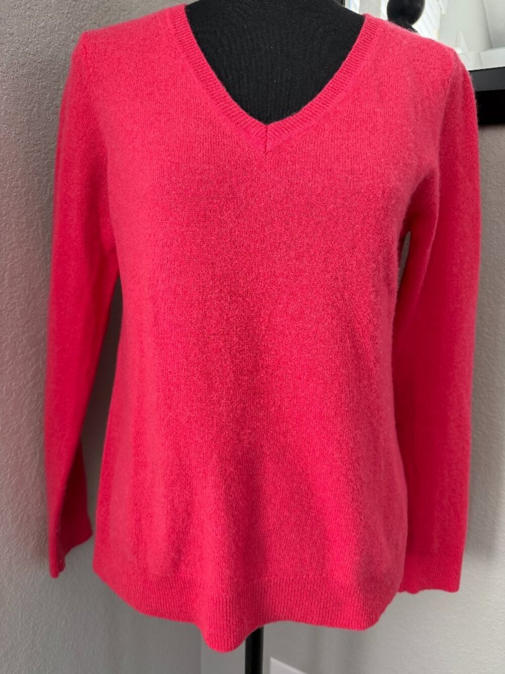 TAHARI 100% Cashmere Pink V Neck Sweater Medium - Picture 4 of 13